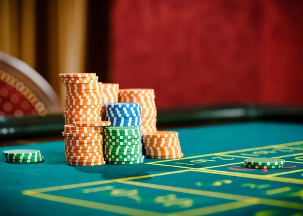 Live dealer conducting Bikini Paradise round